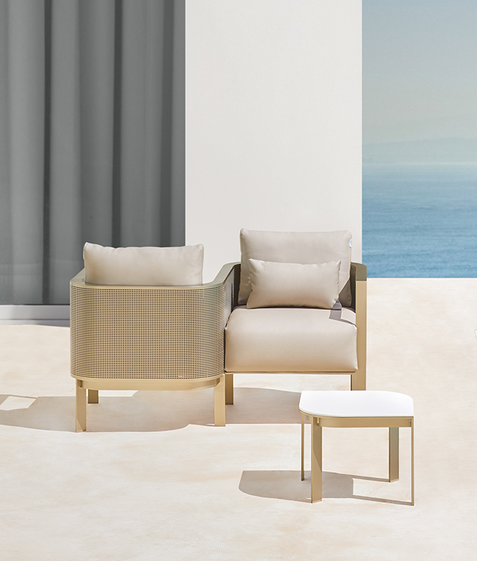 2022 Solanas Extension Image Text Vertical Gold